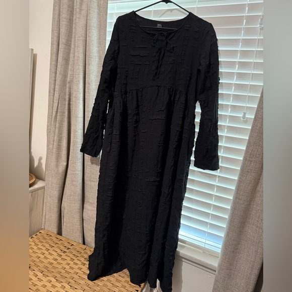 Elegant Black Midi Dress - Picture 3 of 5